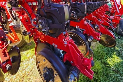 El sistema reduce el desgaste de los dosificadores en un 15% promedio y disminuye el consumo de combustible