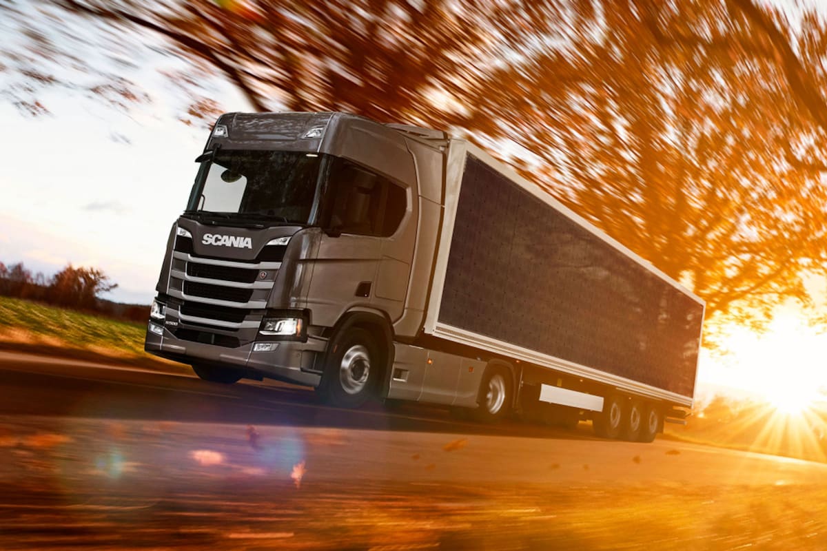 El sistema solar de Scania cubre todo el tráiler del camión con paneles, una modalidad que le permite al camión híbrido ahorrar energía y aportar a la red eléctrica cuando esté estacionado
