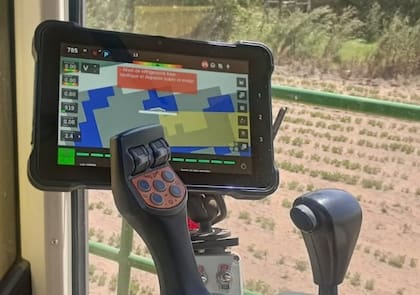 El sistema utiliza inteligencia artificial para detectar malezas a partir de imágenes y generar mapas que indican dónde es necesario aplicar herbicidas