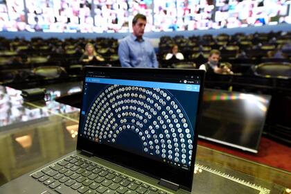 El sistema utilizado por Diputados consiste en un acceso VPN, una validación biométrica contra la base del Renaper y el sistema de videollamadas Webex de Cisco, que se visualizarán en el videowall semicircular del recinto