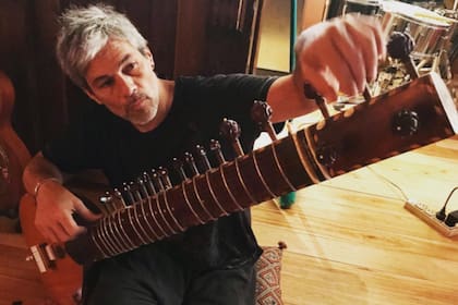El sitar, la nueva pasión de Matías Camisani