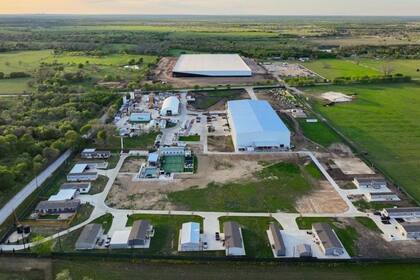 El sitio fotografiado en 2023, con las instalaciones de SpaceX en la parte superior, The Boring Company a la izquierda y el edificio que alberga negocios locales en el centro.