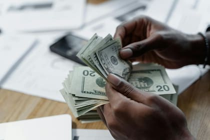 El sitio utilizó al regla 50/30/20 para determinar el salario necesario para vivir cómodamente en las ciudades