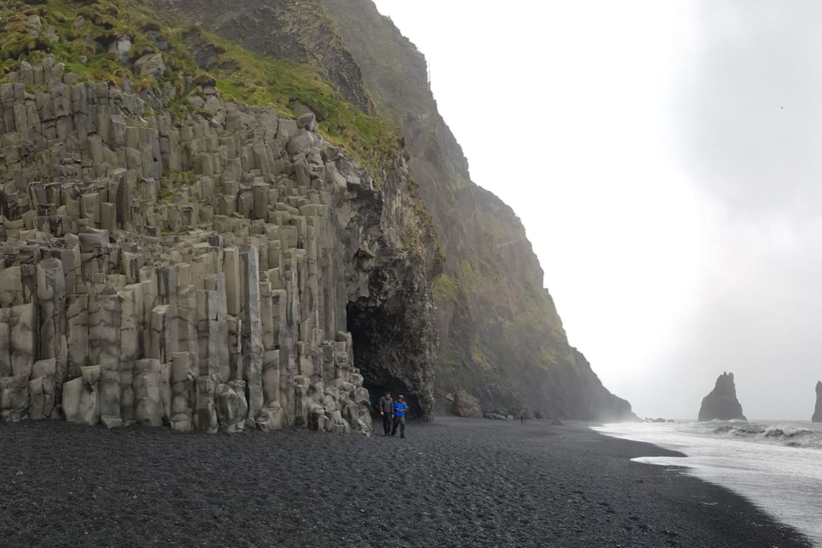 El sitio web TripAdvisor publicó su ranking de las mejores playas del mundo. En el puesto 25 se encuentra la única con arena negra en Islandia.