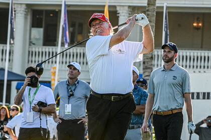 El siwng de Donald Trump, mientras se prueba en un evento del LIV Golf, en el Trump National Doral de Miami