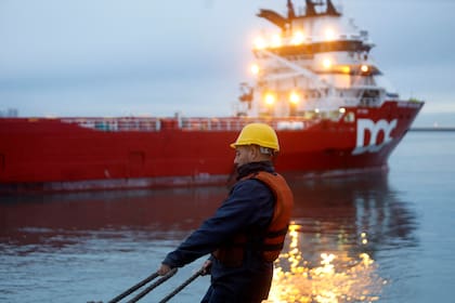 El Skandi Caledonia transporta suministros a los barcos que están en la zona de perforación