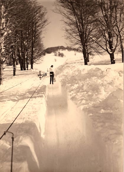 Enrique Engelmann instaló un ski lift equipado con un potente motor de camión que comenzó a operar plenamente en 1944