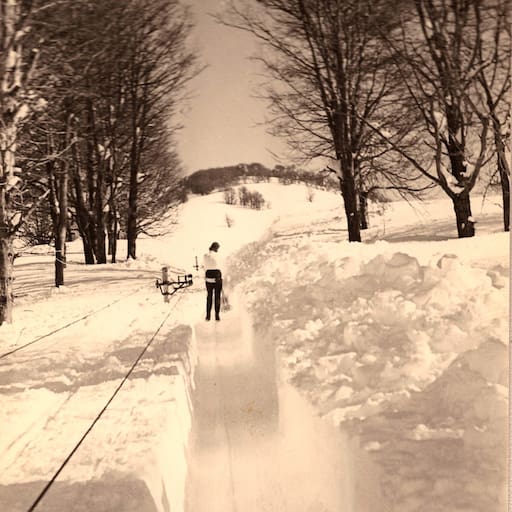 Enrique Engelmann instaló un ski lift equipado con un potente motor de camión que comenzó a operar plenamente en 1944