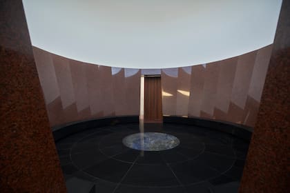 El Skyspace desde adentro. Además de mármol, se usaron 30 toneladas de acero, 300 metros cúbicos de cemento y 285 metros cuadrados de granito.