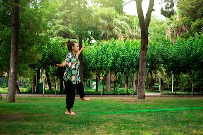El slackline requiere control del cuerpo y la respiración