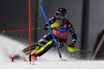 El slalom tradicional consiste en esquivar las varas o conos que se presentan durante el descenso