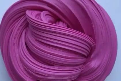 El slime casero es una masa viscosa que los más chicos aman fabricar