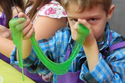 El slime es furor para los cumples infantiles
