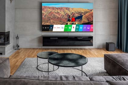 El Smart TV LG NanoCell de 65 pulgadas posee un diseño estilizado y marcos mínimos gracias al marco Nano Bisel y está equipado con el sistema operativo WebOS