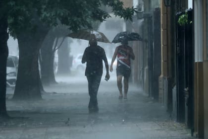 El SMN emitió una alerta naranja por fuertes lluvias en Buenos Aires, Entre Ríos y Corrientes, y parte de Santa Fe, Misiones y Chaco