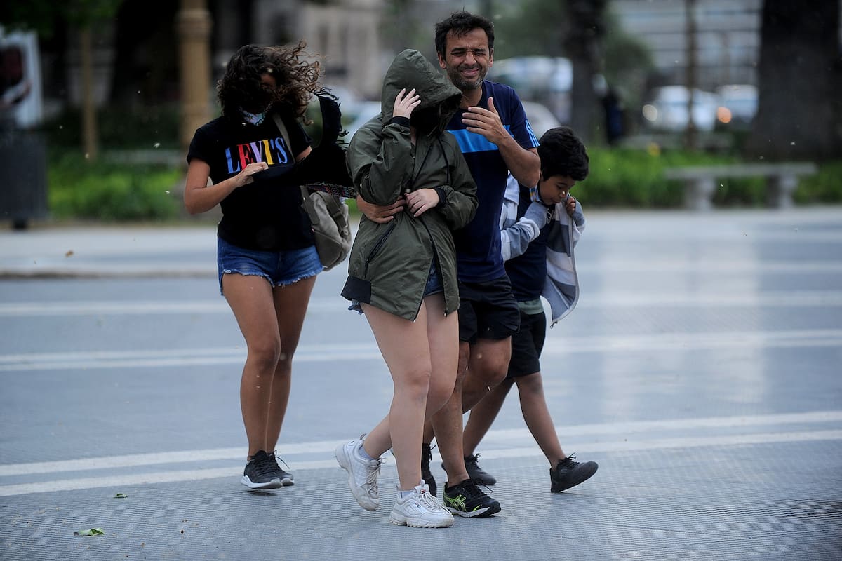 El SMN emitió una alerta por vientos fuertes en varias regiones del país