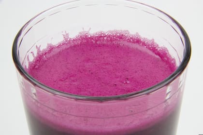 El smoothie de remolacha y frutos rojos ofrece un impulso de energía natural
