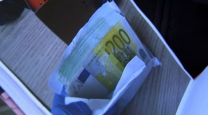 El sobre con euros que estaba en el modular