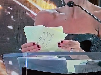 El sobre que anuciaba a Intrusos como vencedor en la terna Programa de Espectáculos en televisión
