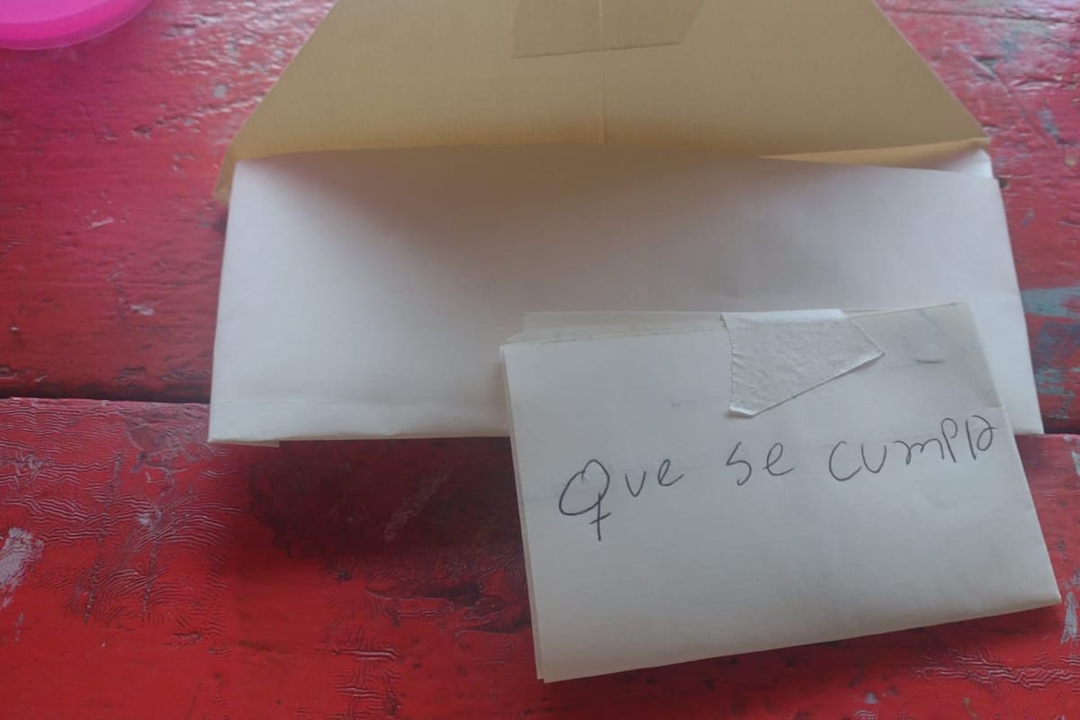 El sobre que contiene la carta escrita por una de las niñas