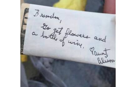 El sobre tenía un mensaje para ambos con instrucciones distintas. Para el novio decía: "Ve, compra flores y una botella de vino", tía Alison