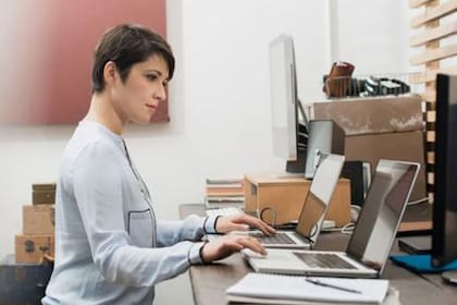 El "sobreempleo" implica tener dos trabajos simultáneos a tiempo completo.