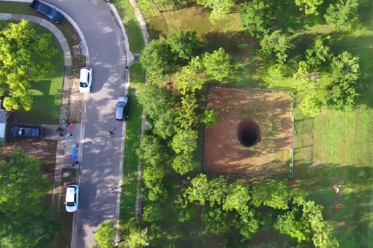 El socavón abierto en Florida está cerca de algunas casas, lo que generó preocupación