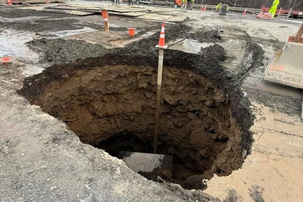 El socavón, de 4,5 metros por 4,5 metros, se abrió cerca de donde equipos de construcción reparaban agujeros existentes desde febrero en el lado este de la autopista