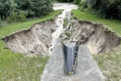 El socavón en un barrio de Florida, EE.UU., se sigue expandiendo y los propietarios de casas cercanas temen por su seguridad