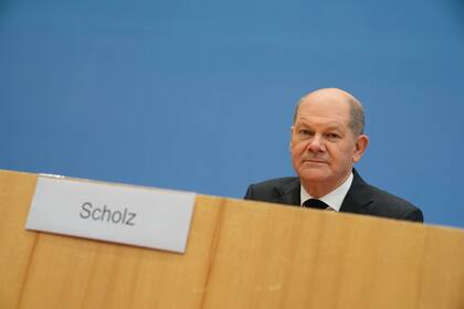 El socialdemócrata Olaf Scholz reacciona tras ser elegido como nuevo canciller de Alemania en el parlamento alemán, Bundestag en Berlín, el miércoles 8 de diciembre de 2021. (Foto/Stefanie Loos)
