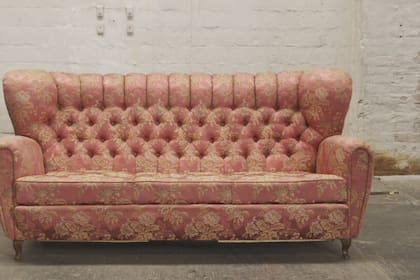 "El sofá de capitoné rosado parece diseñado para albergar a un par de amantes, pero a veces se convierte en un instrumento de tortura moral"