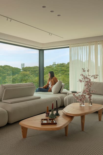 El sofá (Walmer) tiene un respaldo móvil que se puede acomodar para ver la televisión o el paisaje.