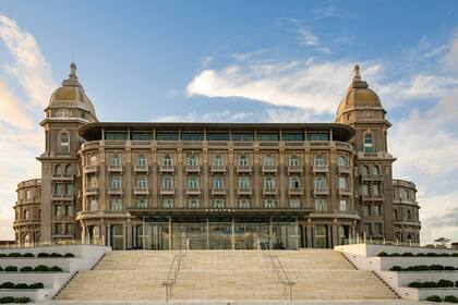 El Sofitel Montevideo tiene una explanada que comunica con la rambla.