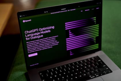 El software de IA se convirtió en uno de los más populares a nivel mundial; permite generar textos complejos de todo tipo a partir de una serie de instrucciones básicas