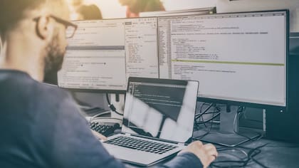 El software usado por Alibaba produce millones de palabras e imágenes.