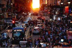 El sol entre las calles de Manhattan, Nueva York