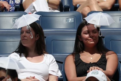 El sol puede ser peligroso mientras se sigue un partido de tenis durante varias horas y hay distintas formas de combatirlo