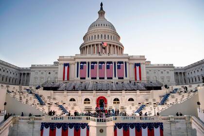 El sol sale detrás del Capitolio de los Estados Unidos mientras se realizan los preparativos antes de la 59a ceremonia inaugural del presidente electo Joe Biden y la vicepresidenta electa Kamala Harris