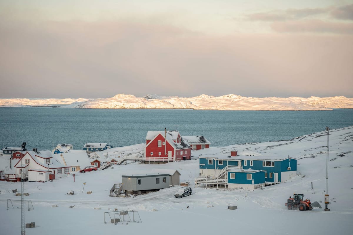 El sol sale sobre las montañas detrás de la ciudad de Nuuk, Groenlandia