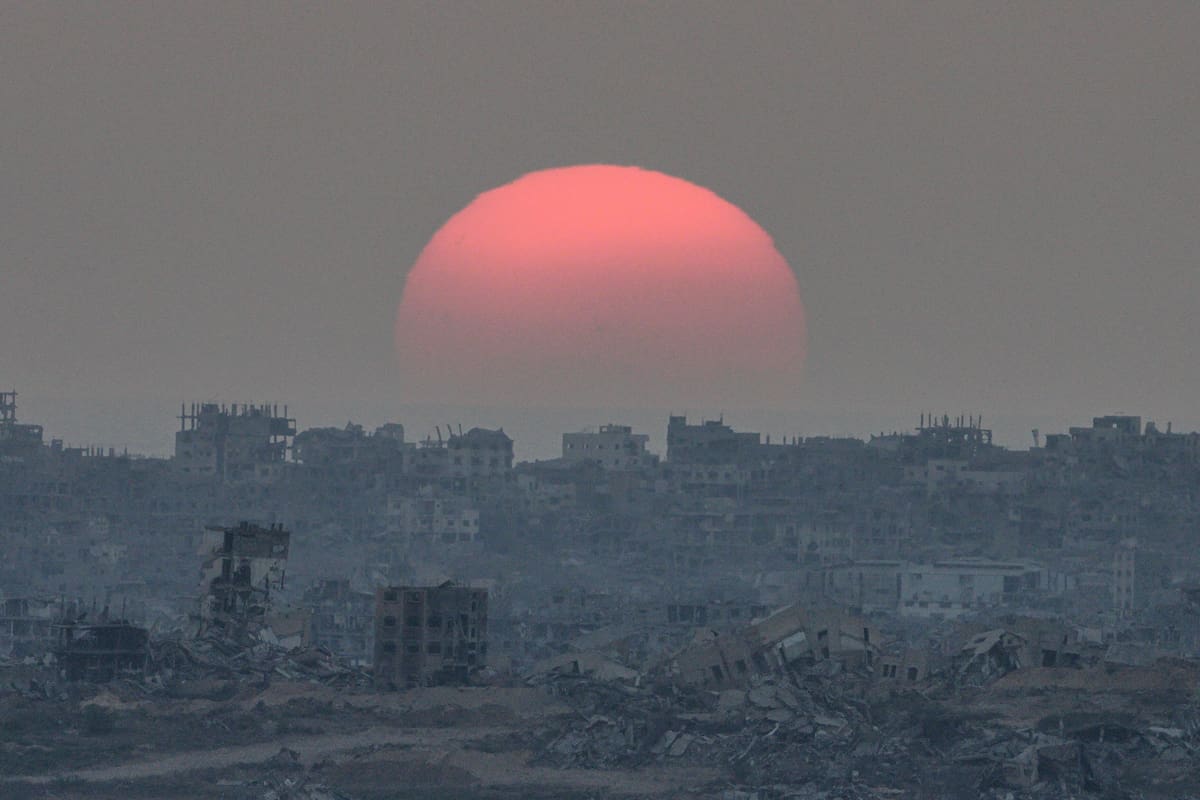 El sol se oculta tras edificios destruidos por las operaciones aéreas y terrestres de Israel en la Franja de Gaza