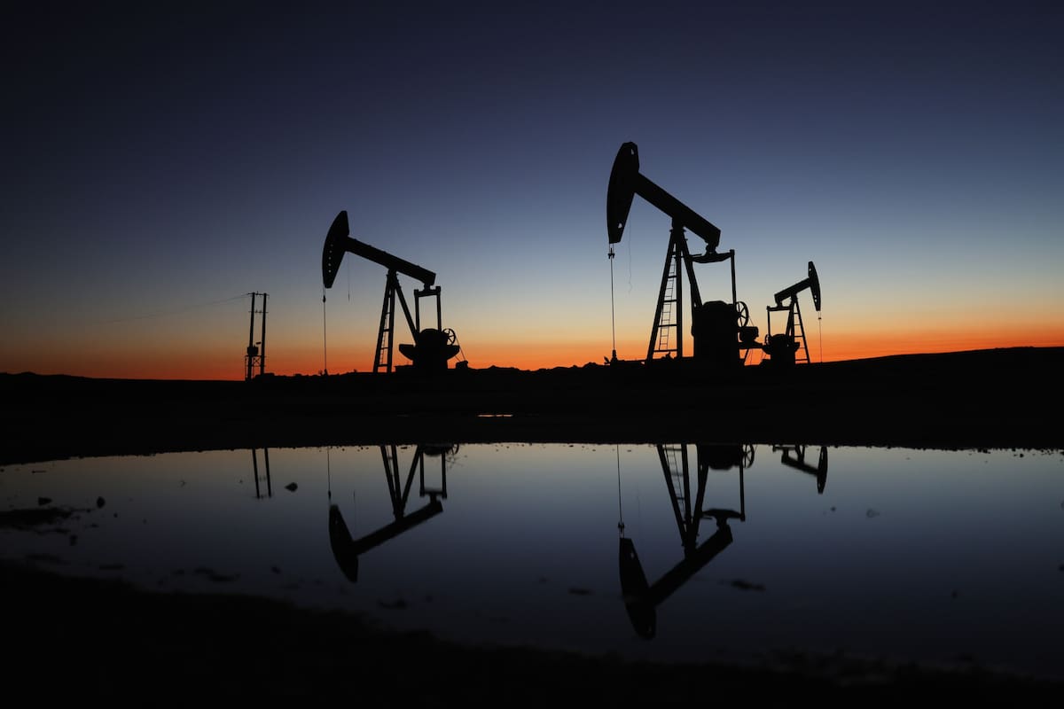 Petróleo sobe após alerta e ataque de Trump aos Emirados Árabes Unidos