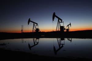 El sol se pone tras el campo petrolífero de Tishrin, en la zona rural oriental de Ezequías, el miércoles 4 de febrero de 2026, en el noreste de Siria. (AP Foto/Ghaith Alsayed)
