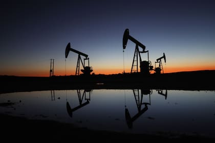 El sol se pone tras el campo petrolífero de Tishrin, en la zona rural oriental de Ezequías, el miércoles 4 de febrero de 2026, en el noreste de Siria. (AP Foto/Ghaith Alsayed)
