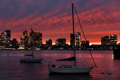 El sol se pone tras los edificios en Boston (Archivo)