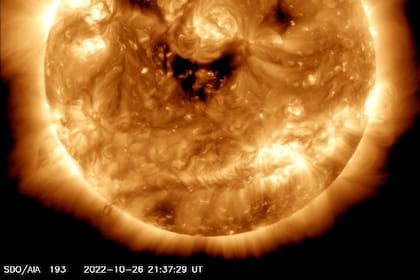 El sol "sonriente", la foto que difundió la NASA