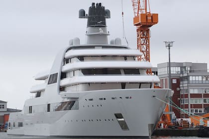 El Solaris, el yate de nueva construcción propiedad de Roman Abramóvich, amarrado en un muelle de los astilleros Lloyd-Werft en Bremerhaven, en el norte de Alemania, el pasado 15 de marzo de 2021