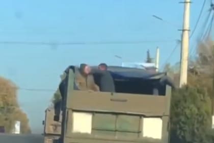 El soldado ruso lo empujó del camión tras maltratarlo
