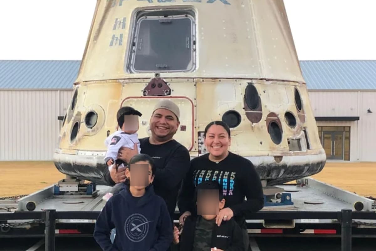 El soldador mexicano, Juan Hernández, junto a su familia delante de una unidad de SpaceX