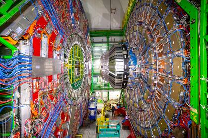El Solenoide compacto de muones (en inglés Compact Muon Solenoid, CMS) es uno de los dos detectores de partículas de propósito general del Gran Colisionador de Hadrones, que colisiona haces de protones en el CERN, en Suiza. En su construcción han colaborado unas 2600 personas procedentes de 180 institutos científicos diferentes. Está situado en la caverna de Cessy, Francia. Tiene una forma cilíndrica de 21 metros de largo por 16 de ancho, con un peso de unas 12.500 toneladas.