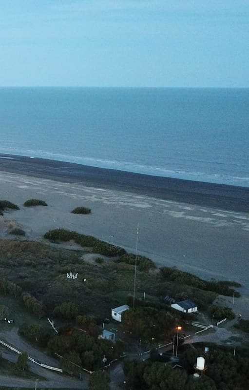 El solitario pueblo al borde del mar
